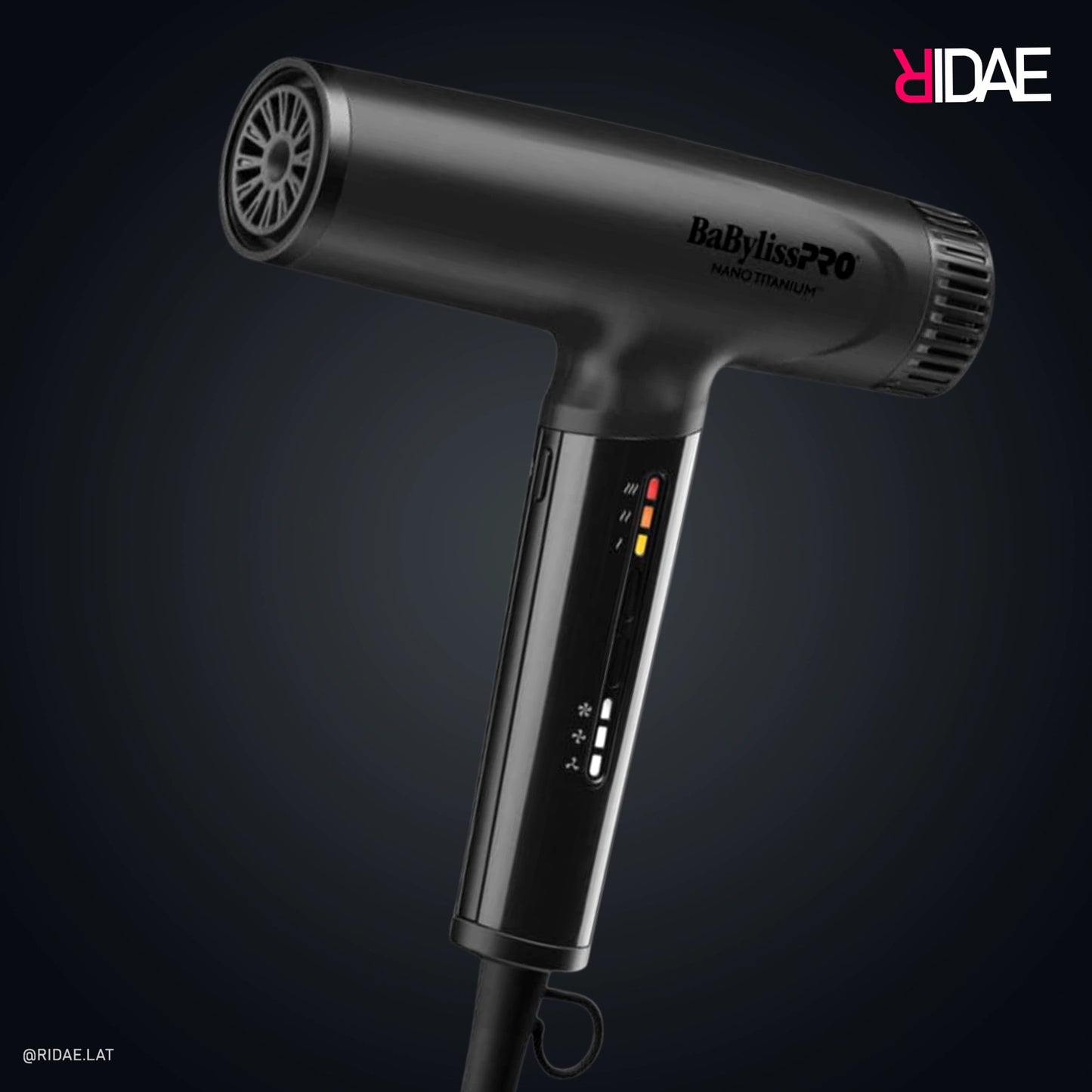 Secador de pelo BaBylissPRO Nano Titanium negro – vista lateral con boquilla concentradora.