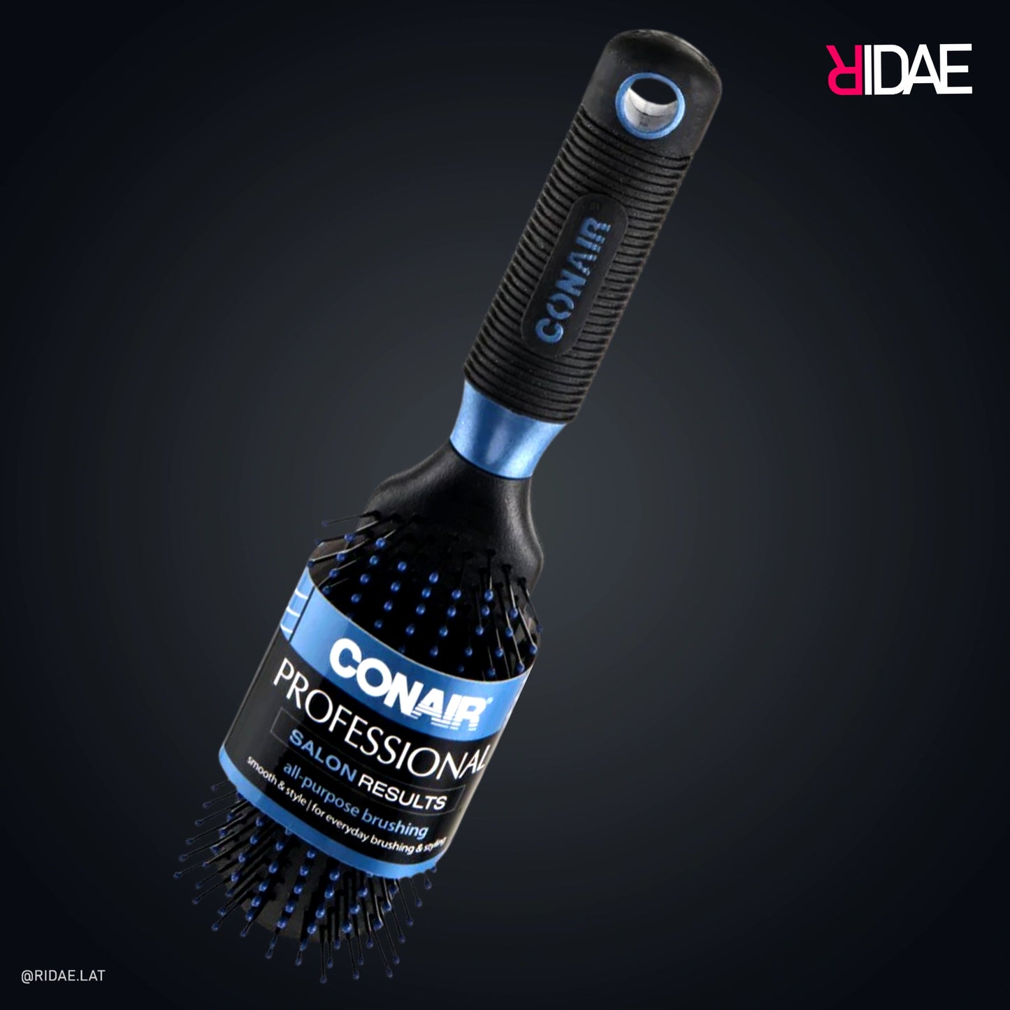 Cepillo de cabello Conair Professional línea Salon Results con mango acanalado negro y azul sobre fondo oscuro.