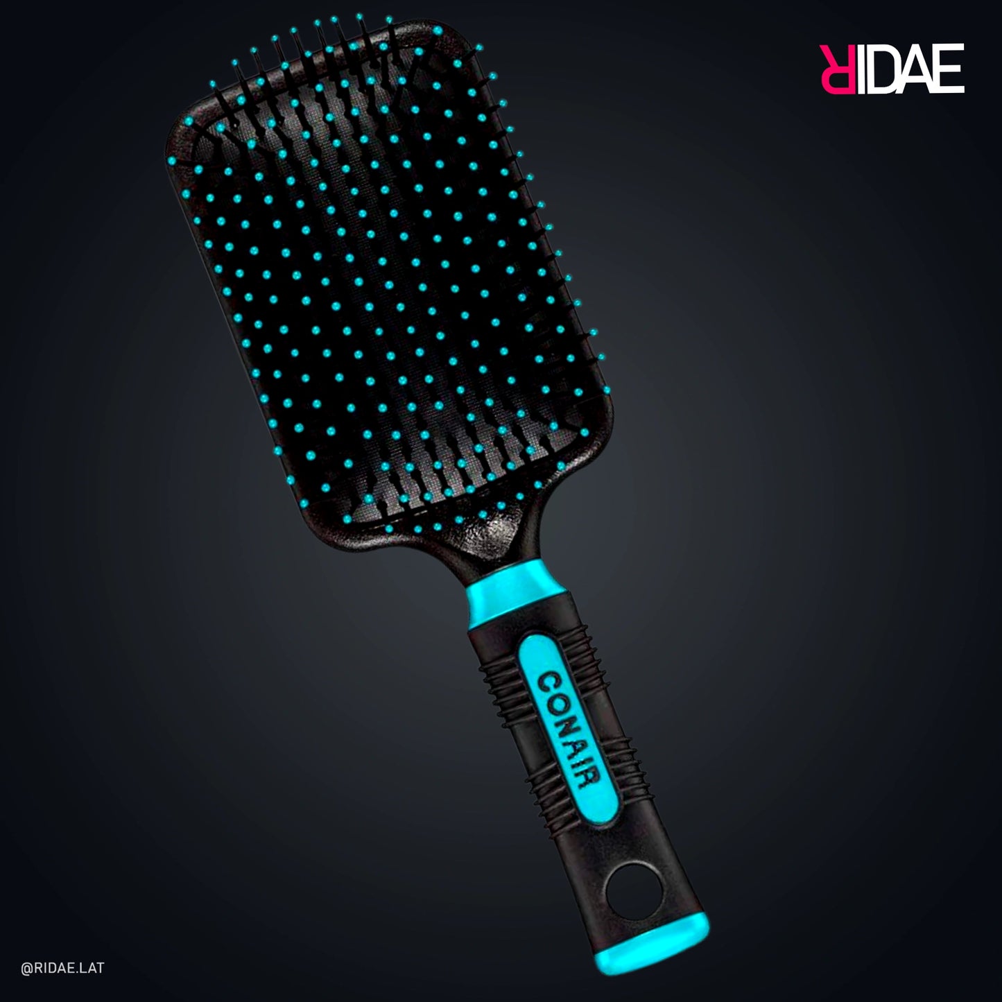 Cepillo plano tipo paleta Conair Gel Grips con mango negro y detalles en color teal turquesa sobre fondo oscuro.