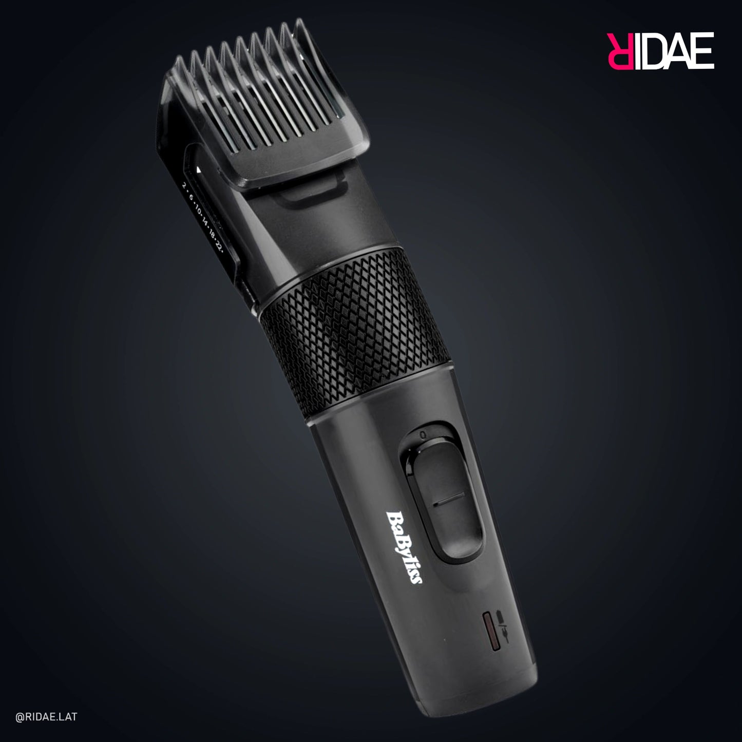 Cortadora de cabello BaByliss Precision Cut color negro con agarre texturizado y peine guía ajustable montado sobre fondo oscuro.