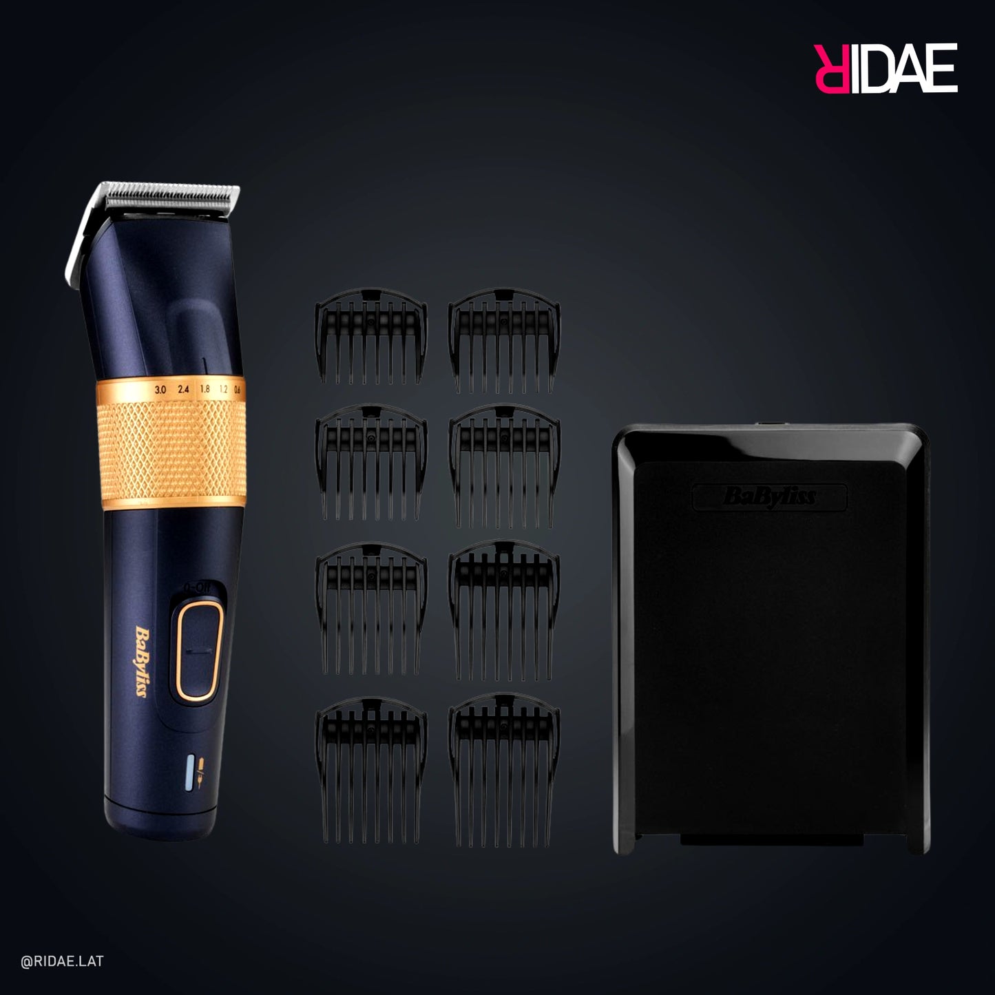 Cortadora de cabello BaByliss Midnight Luxe color azul marino con anillo de ajuste dorado y estuche rígido negro sobre fondo oscuro.