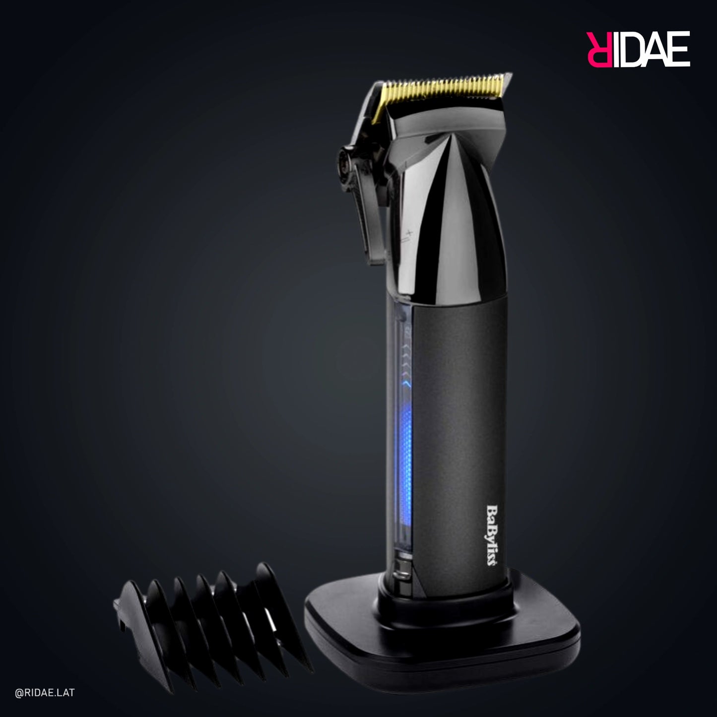 Cortadora de cabello BaByliss Super-X Metal Series con cuchilla dorada de titanio y cuerpo gris plomo sobre base de carga con luz azul.