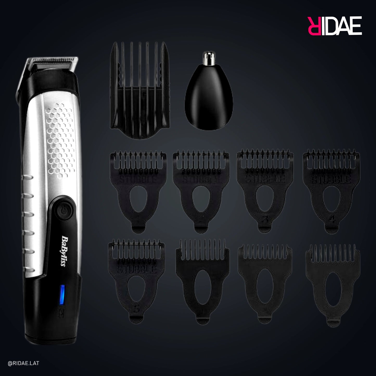 Kit de recortadora BaByliss Men Titanium con mango plateado texturizado, cabezal de nariz y múltiples peines guía negros sobre fondo oscuro.