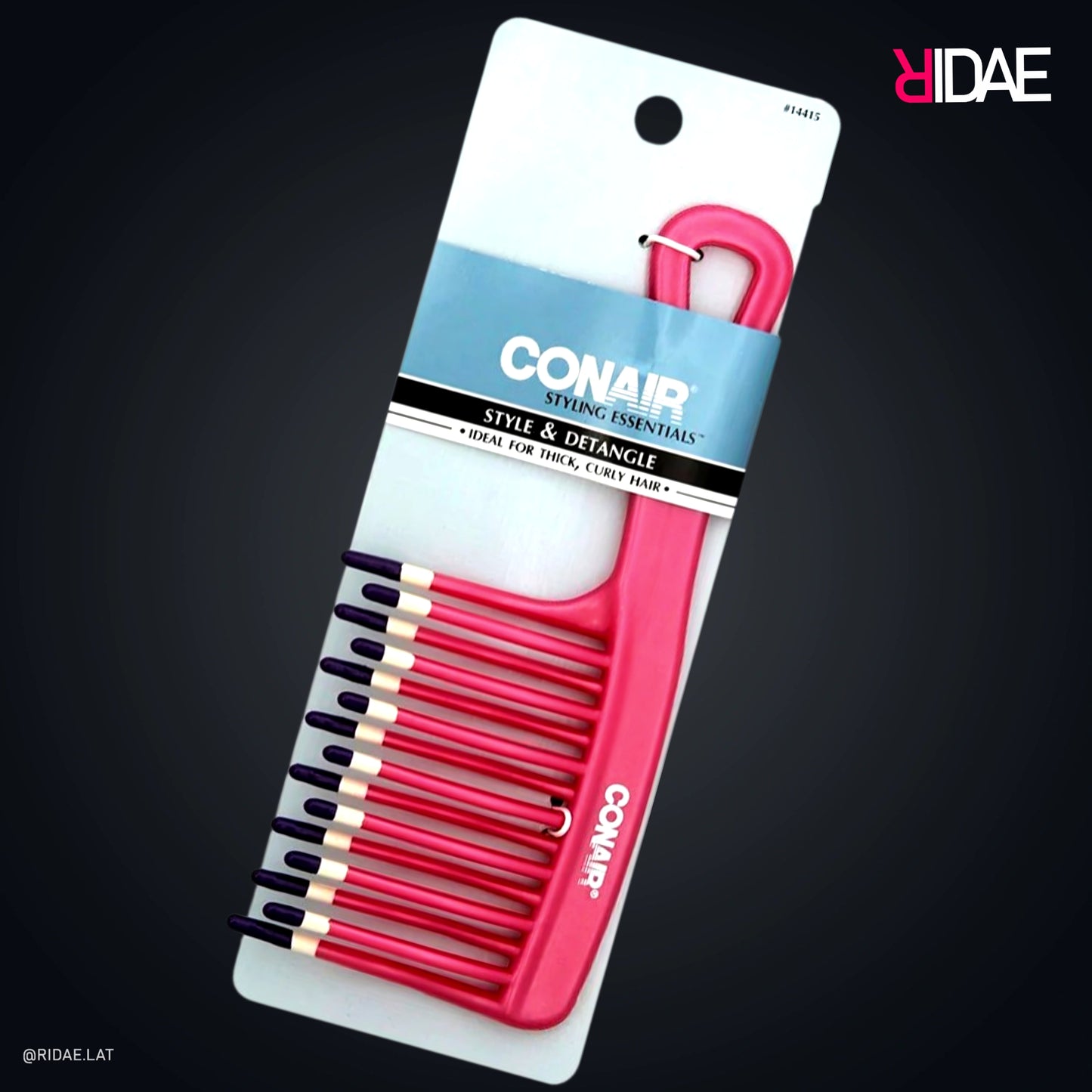 Peine desenredante Conair Styling Essentials de color rosa con dientes anchos y puntas recubiertas en su empaque original blanco y azul.