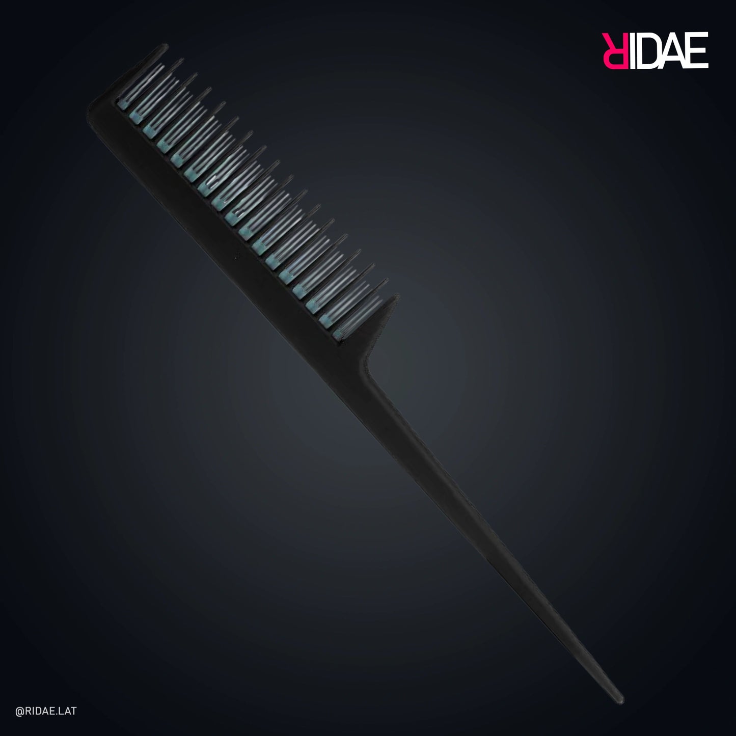 Peine de cardado Conair color negro con dientes escalonados y mango largo de cola de rata sobre fondo oscuro.