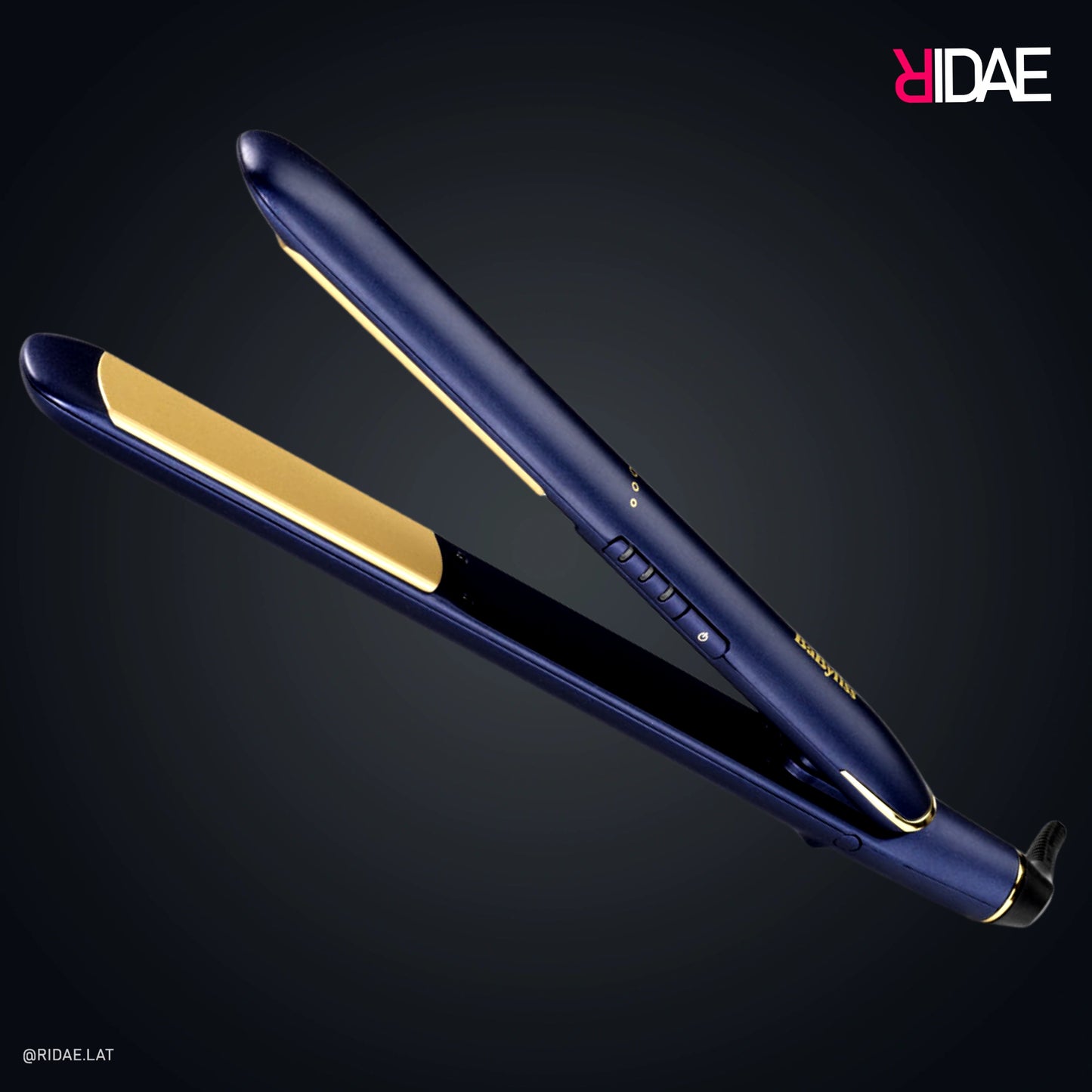 Plancha alisadora BaByliss Midnight Luxe color azul marino con placas doradas de titanio cerámica y botones laterales sobre fondo oscuro.