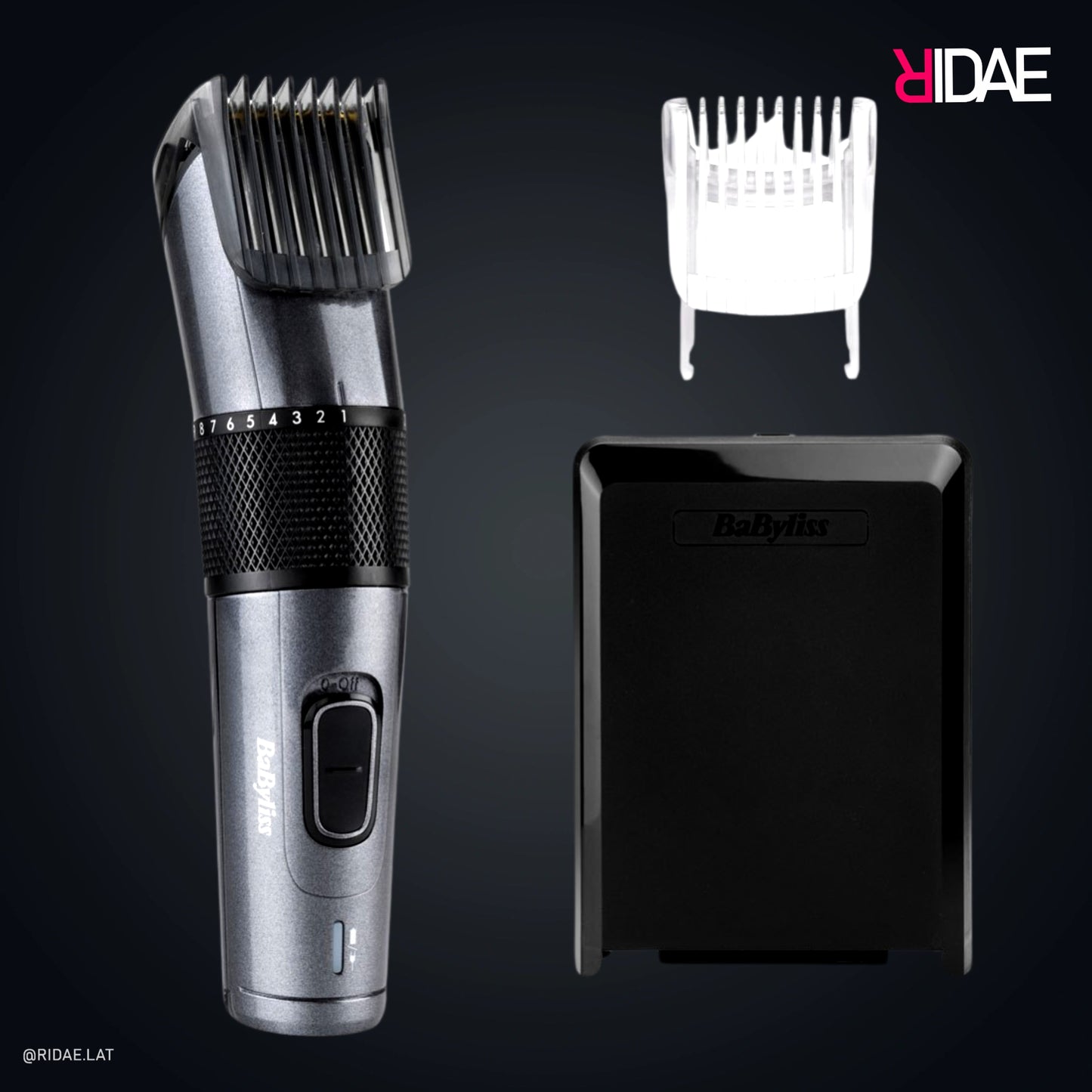 Recortadora de barba BaByliss Men Pro Beard color gris con dial de ajuste negro, peine guía transparente y estuche rígido negro sobre fondo oscuro.