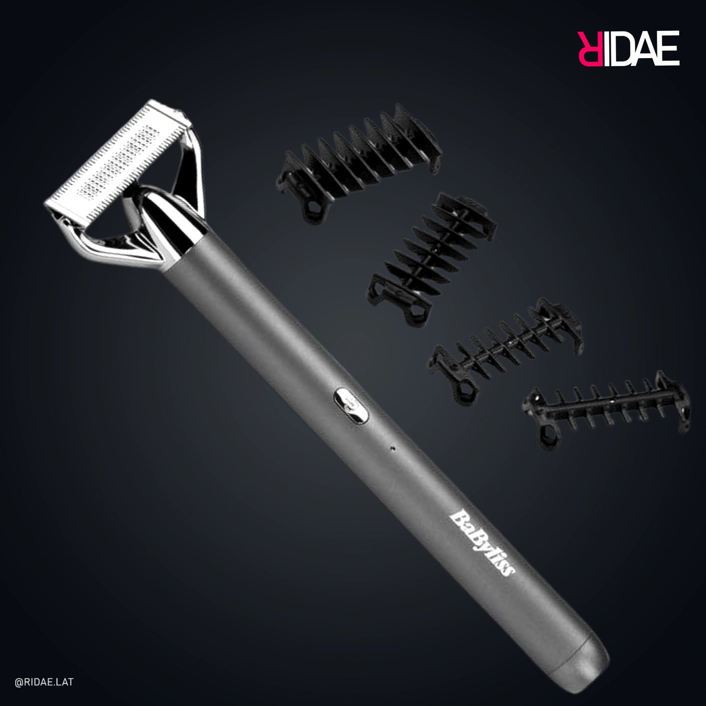 Recortadora híbrida BaByliss Super-X Metal Series Single Blade de color gris titanio con mango metálico y cuatro peines guía sobre fondo oscuro.