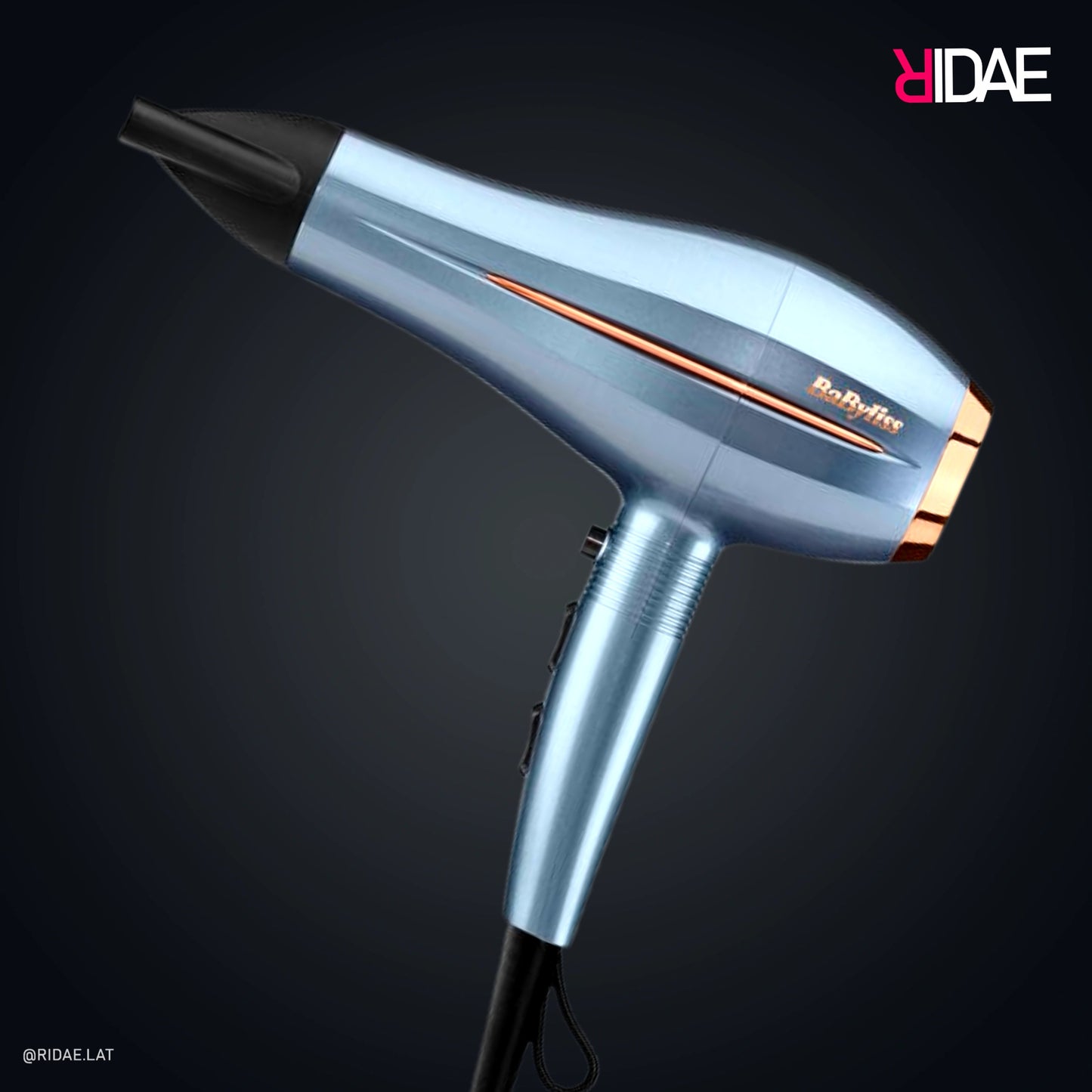 Secador de pelo BaByliss Hydro Fusion 2100W color azul cielo metalizado con línea decorativa cobre y boquilla concentradora negra.