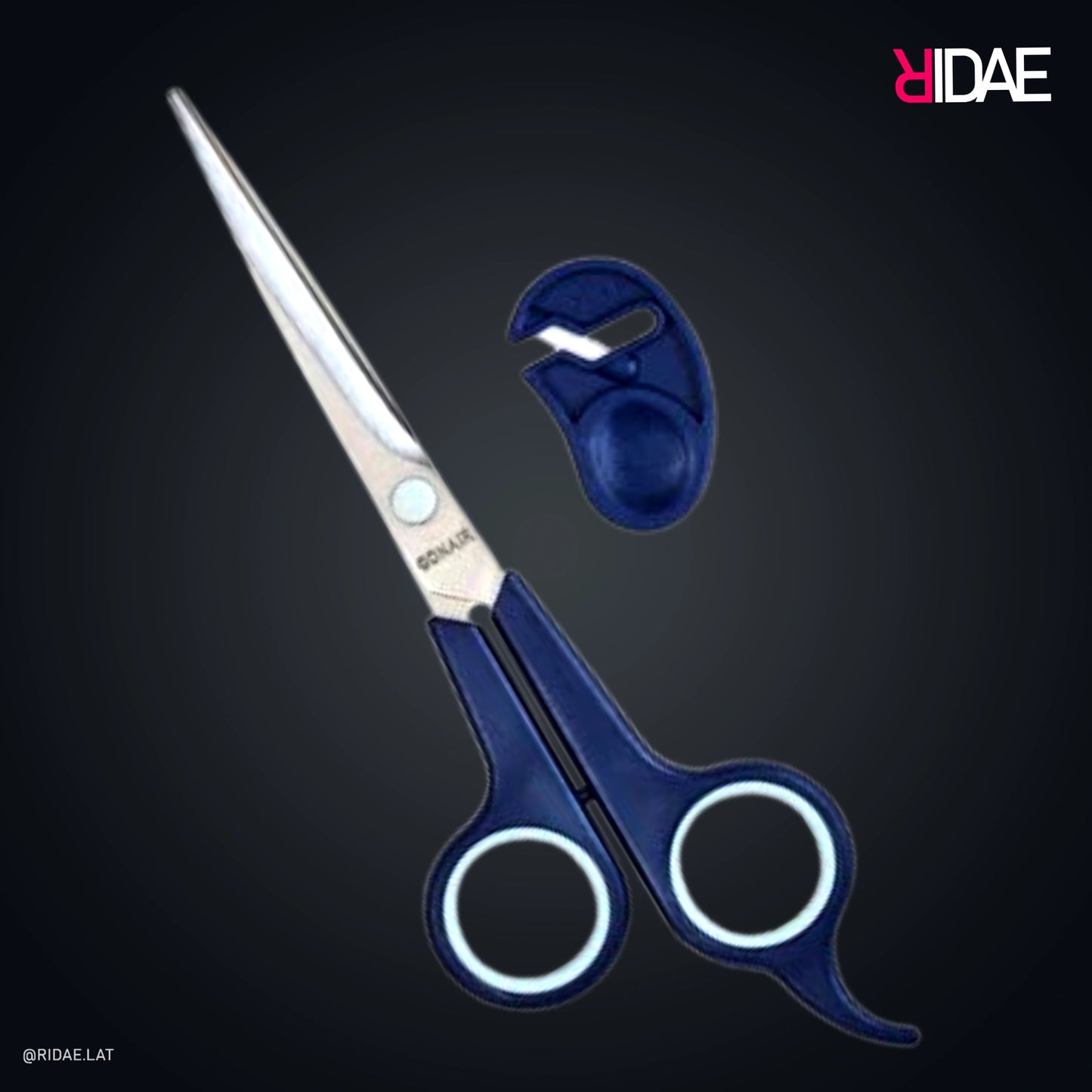 Tijeras de corte de cabello Conair con mango azul y hojas de acero inoxidable junto a su soporte magnético azul sobre fondo oscuro.