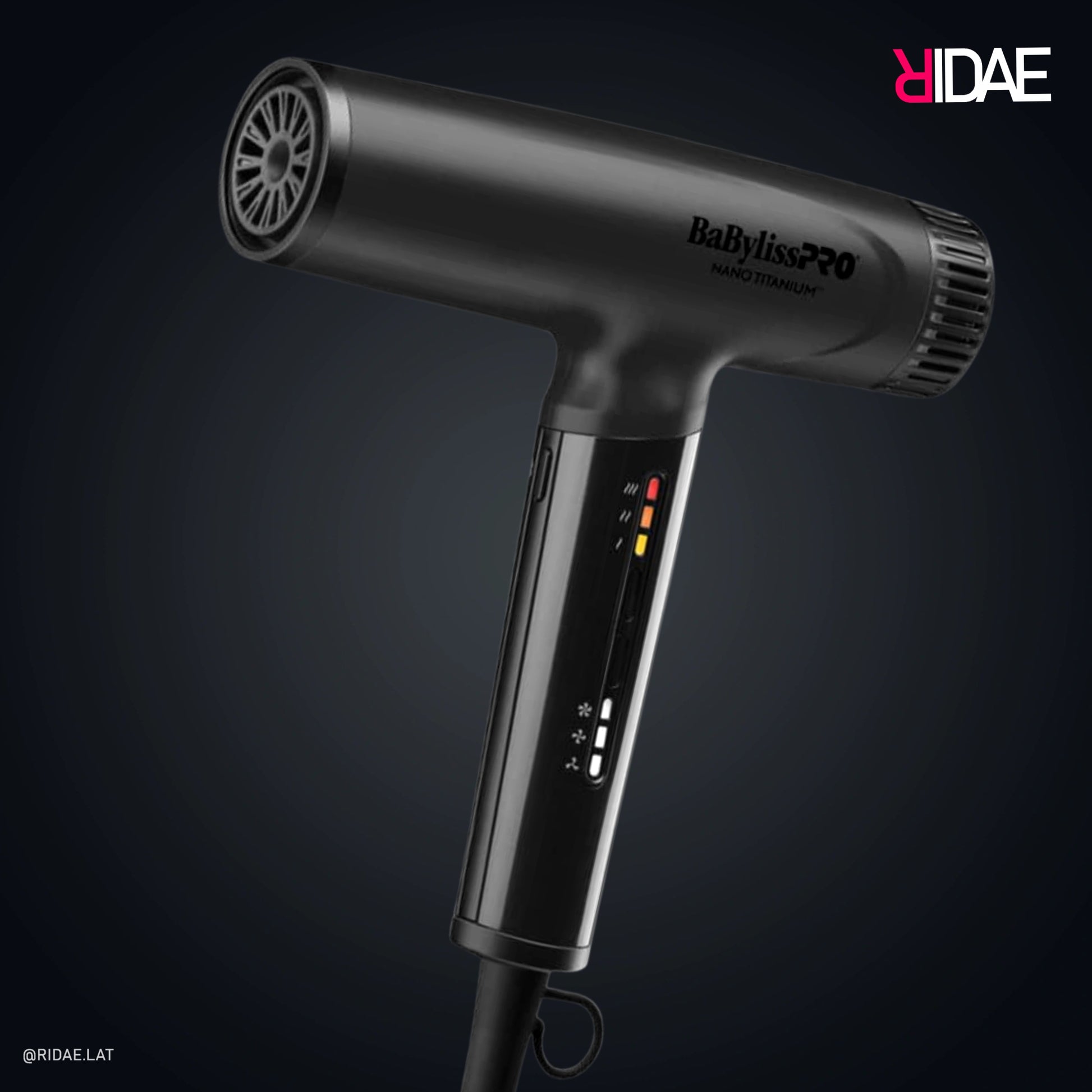 Secador de pelo BaBylissPRO Nano Titanium negro – vista lateral con boquilla concentradora.