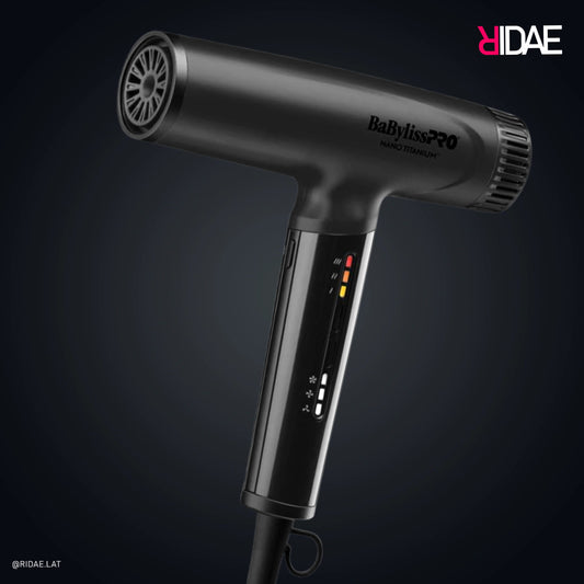 Secador de pelo BaBylissPRO Nano Titanium negro – vista lateral con boquilla concentradora.
