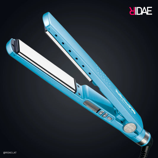 Plancha profesional BaBylissPRO Nano Titanium de 1 1/4 pulgadas (32mm) con control digital de temperatura y tecnología iónica.