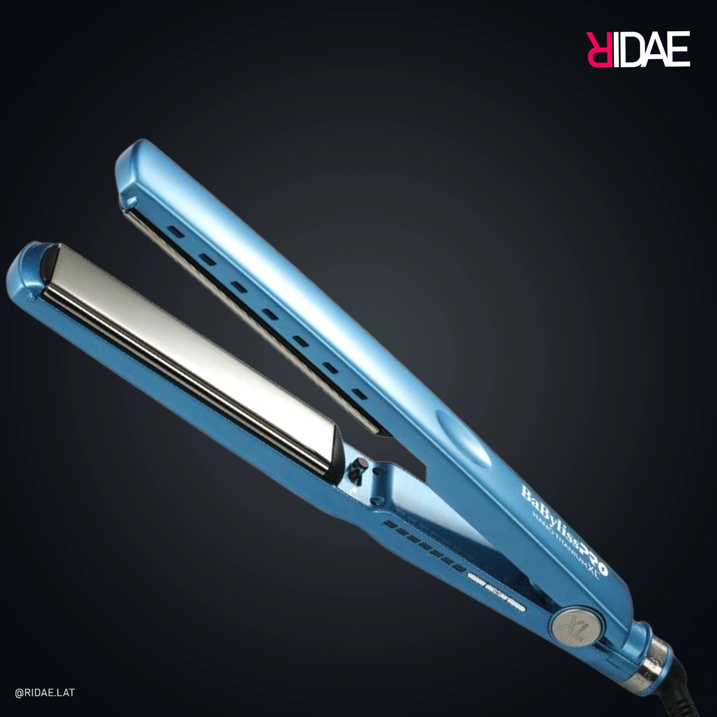 Plancha profesional BaBylissPRO Nano Titanium Digital XL de 1 1/4 pulgadas con placas extra largas y pantalla digital.