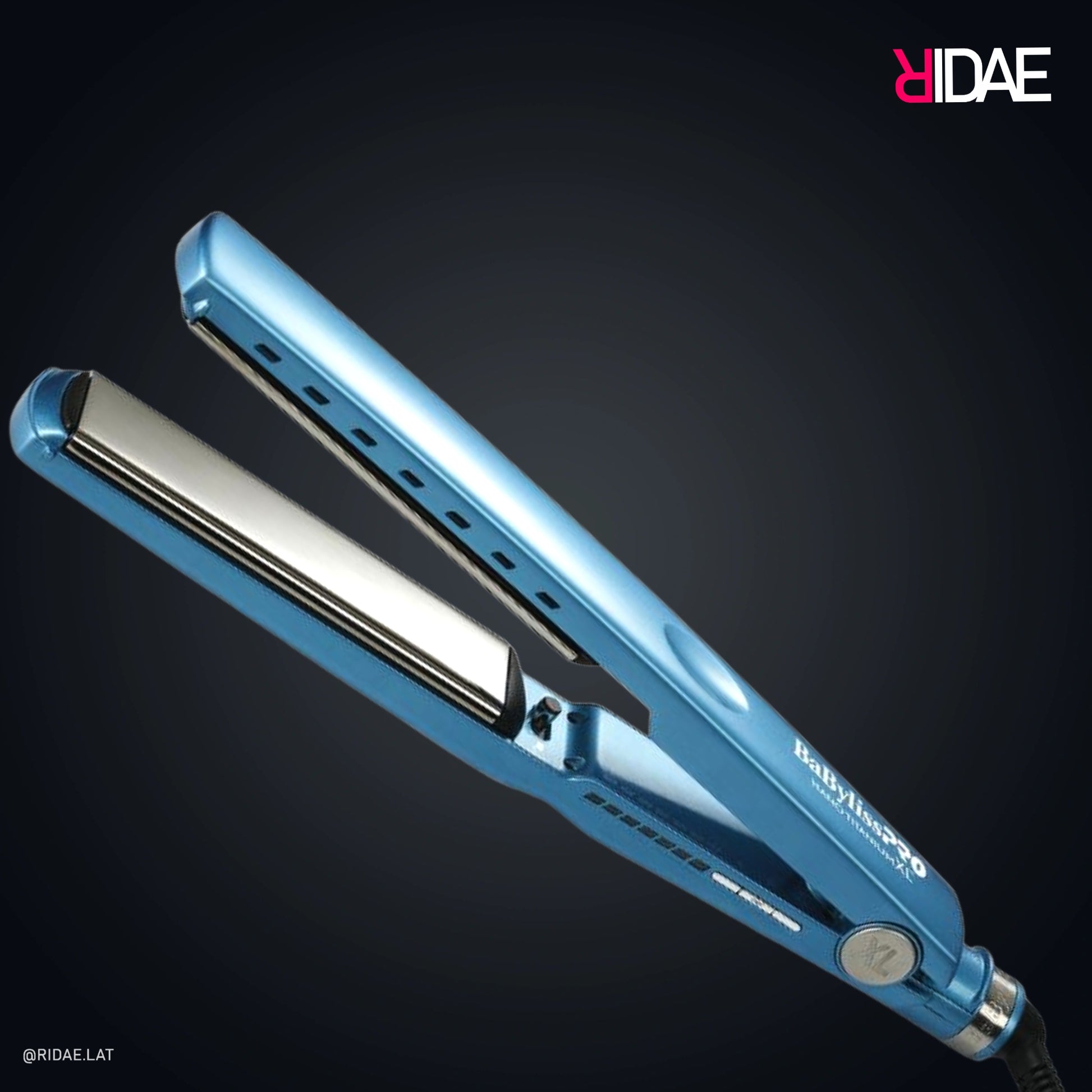 Plancha profesional BaBylissPRO Nano Titanium Digital XL de 1 1/4 pulgadas con placas extra largas y pantalla digital.