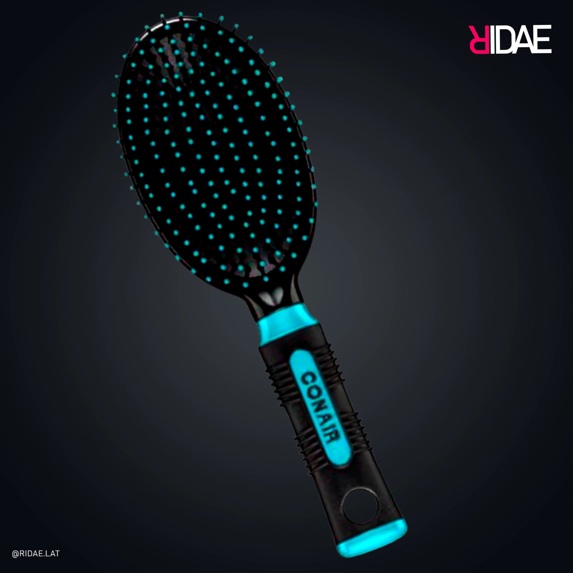 Cepillo acolchado Conair Gel Grips con mango negro y detalles en verde azulado (teal) sobre fondo oscuro.