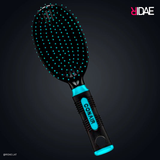 Cepillo acolchado Conair Gel Grips con mango negro y detalles en verde azulado (teal) sobre fondo oscuro.