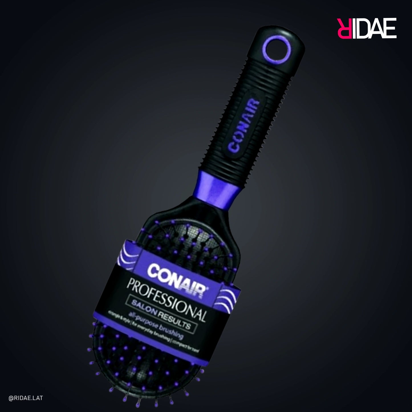 Cepillo de cabello Conair Professional línea Salon Results con mango acanalado negro y violeta sobre fondo oscuro.