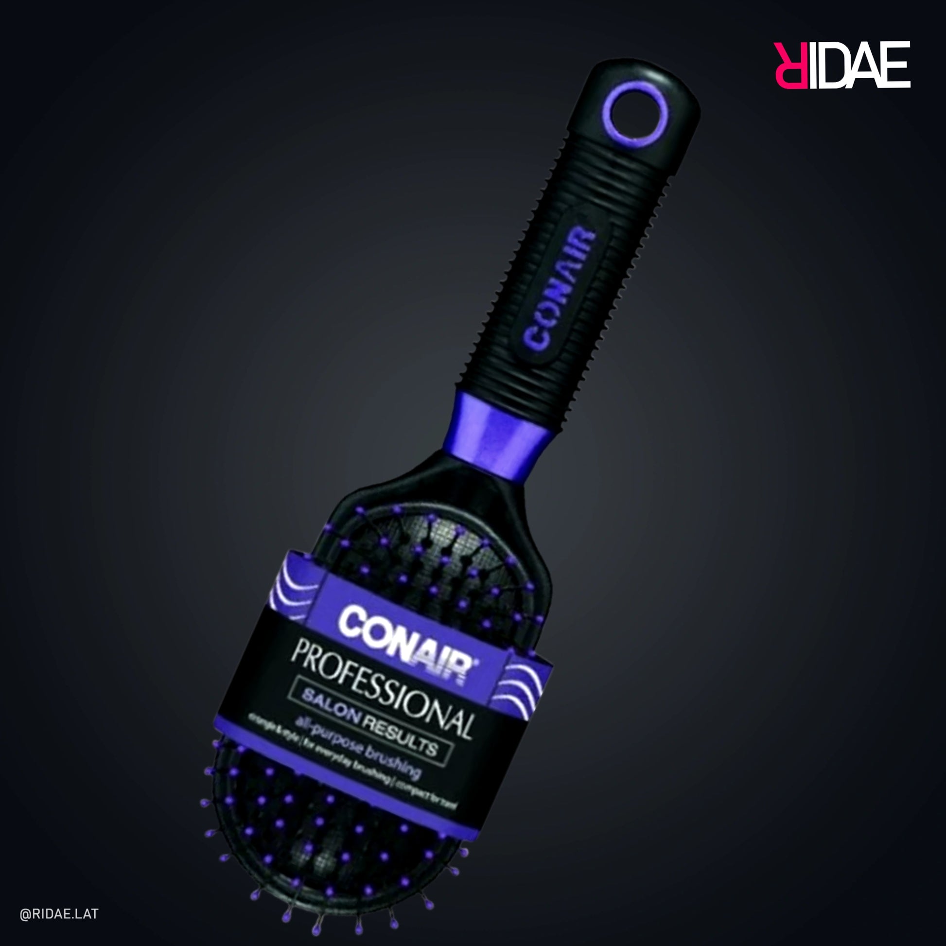 Cepillo de cabello Conair Professional línea Salon Results con mango acanalado negro y violeta sobre fondo oscuro.