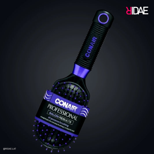 Cepillo de cabello Conair Professional línea Salon Results con mango acanalado negro y violeta sobre fondo oscuro.