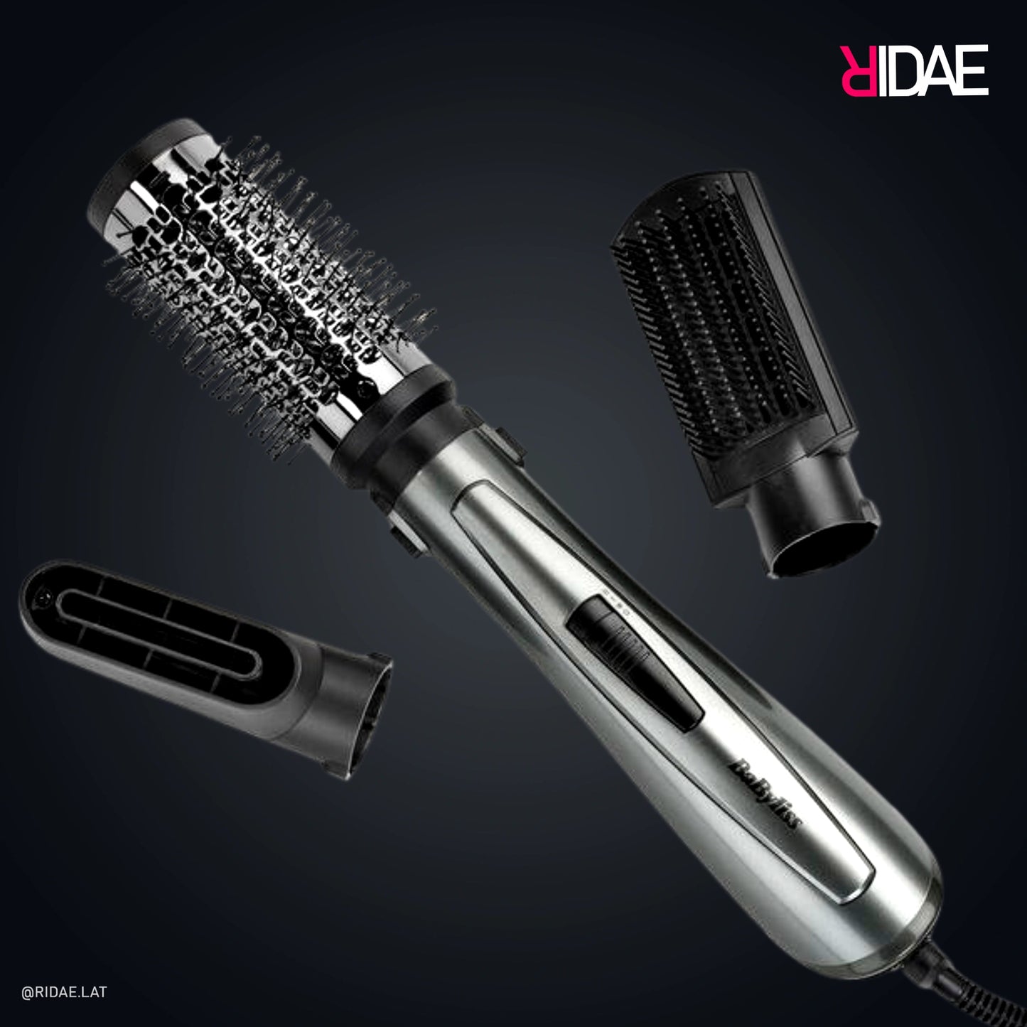 Estilizador de aire BaByliss Air Style 1000 color gris con cepillo redondo montado, junto a una boquilla de secado y un cepillo alisador sobre fondo oscuro.