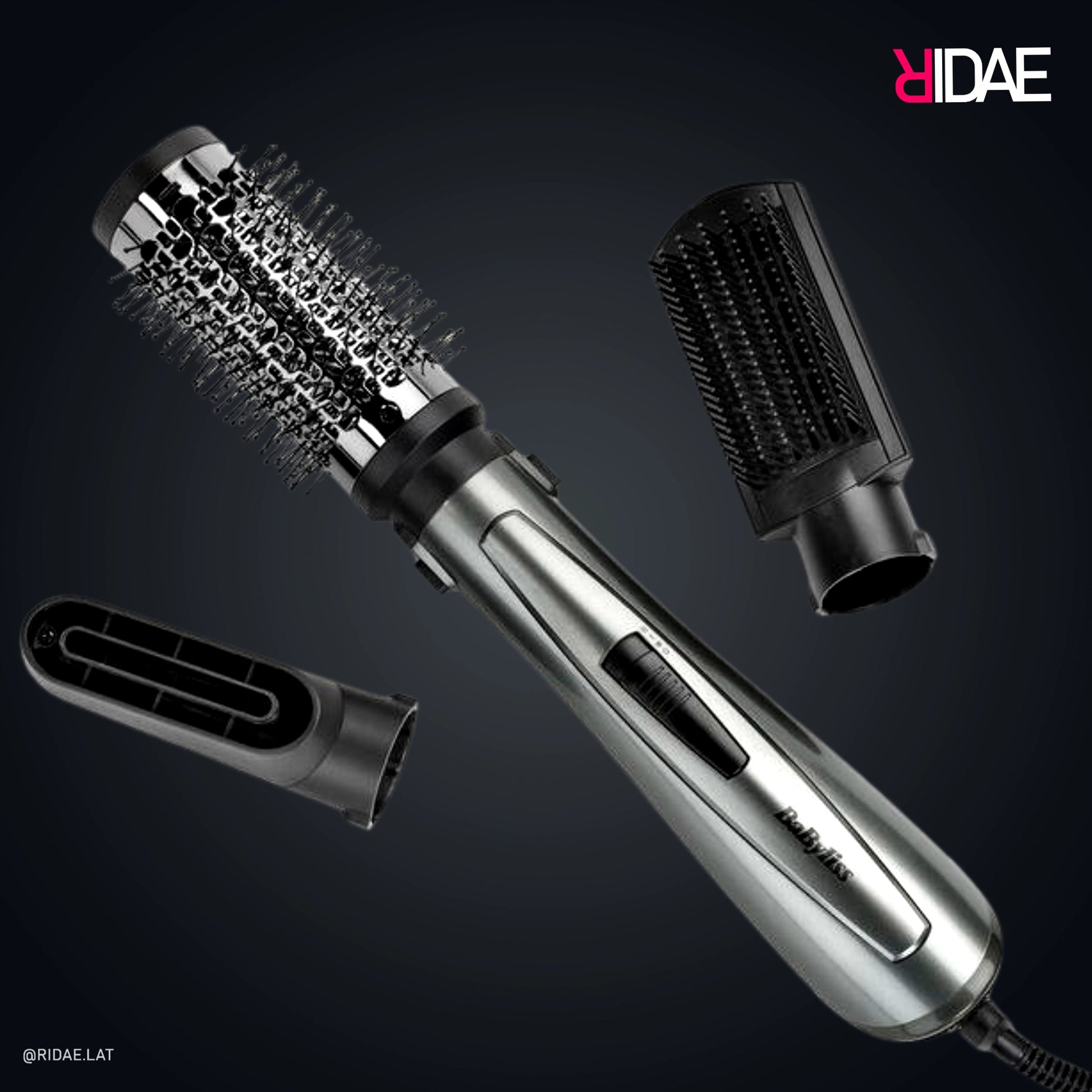 Estilizador de aire BaByliss Air Style 1000 color gris con cepillo redondo montado, junto a una boquilla de secado y un cepillo alisador sobre fondo oscuro.