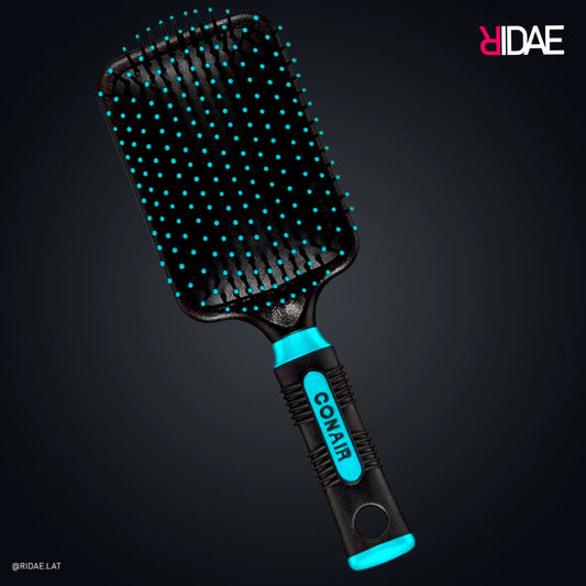 Cepillo plano tipo paleta Conair Gel Grips con mango negro y detalles en color teal turquesa sobre fondo oscuro.