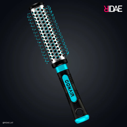 Cepillo redondo térmico Conair Gel Grips con barril metálico plateado y mango de gel negro con verde azulado sobre fondo oscuro.