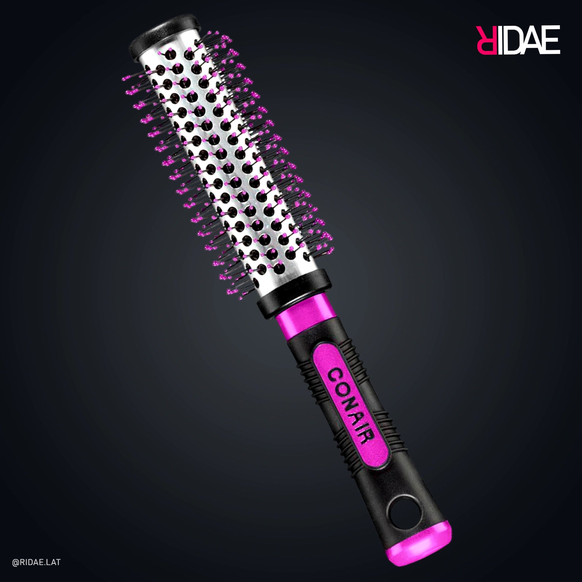 Cepillo redondo térmico Conair Gel Grips con barril metálico plateado y mango de gel negro con rosa fucsia sobre fondo oscuro.