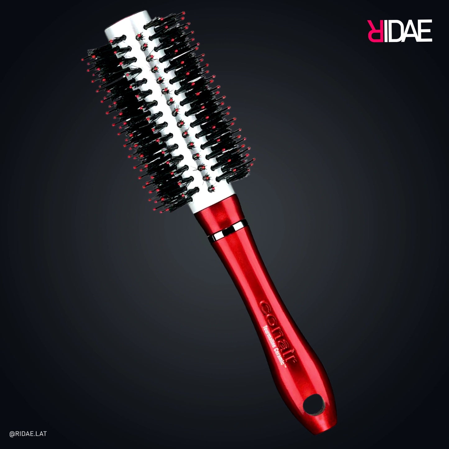 Cepillo redondo térmico Conair con mango rojo metalizado y barril blanco de cerámica y turmalina sobre fondo oscuro.