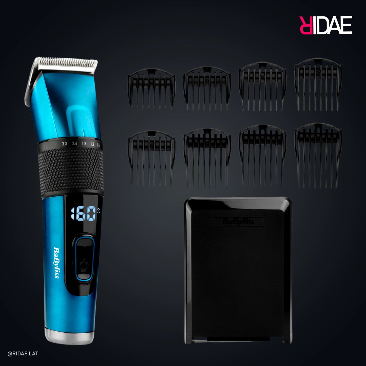 Cortadora de cabello BaByliss Japanese Steel Digital color azul con pantalla LED encendida mostrando 160, junto a peines guía y estuche rígido negro sobre fondo oscuro.