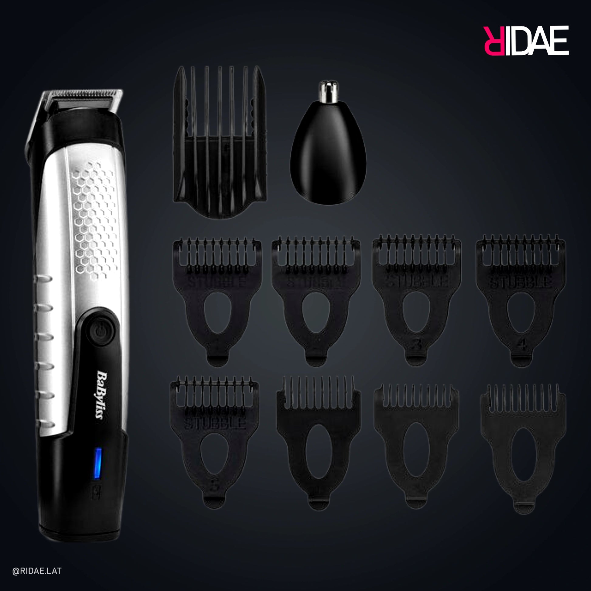 Kit de recortadora BaByliss Men Titanium con mango plateado texturizado, cabezal de nariz y múltiples peines guía negros sobre fondo oscuro.