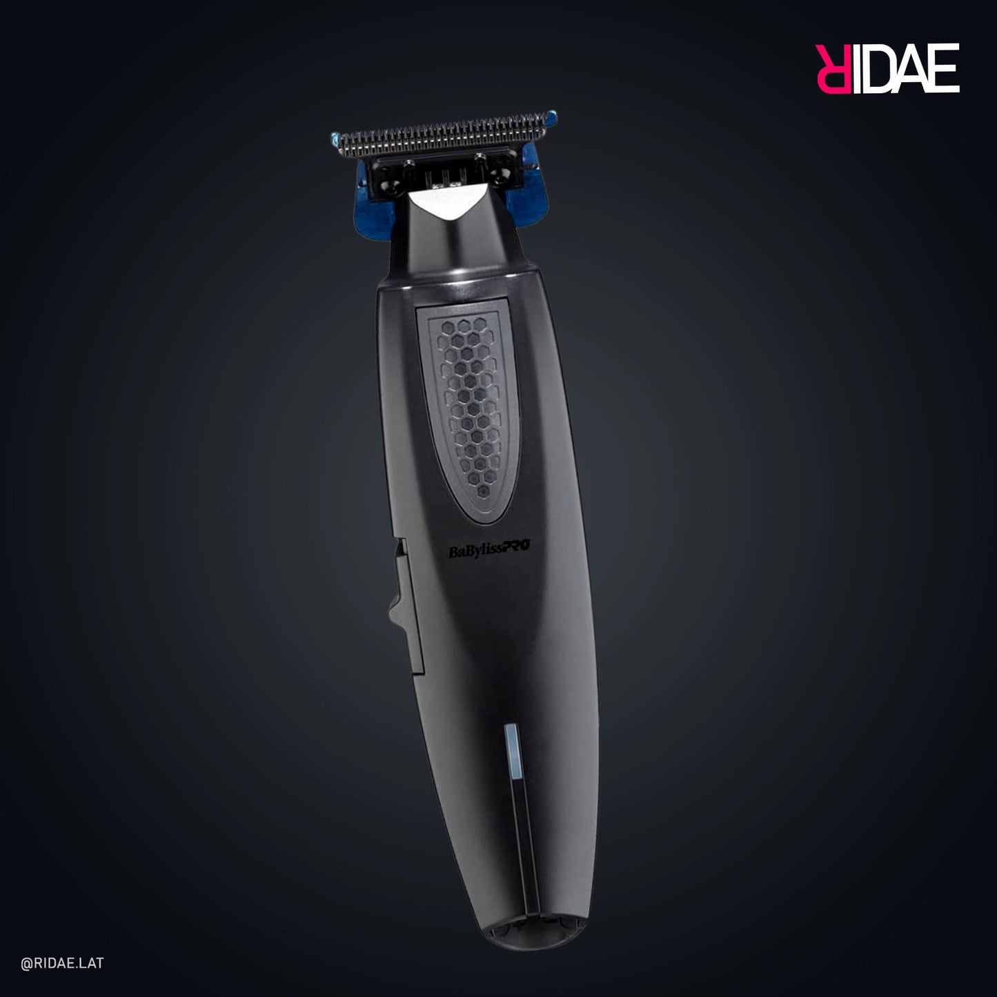 Recortadora profesional BaBylissPRO EtchFX negra modelo FX69 con agarre texturizado y cuchilla en T sobre fondo oscuro