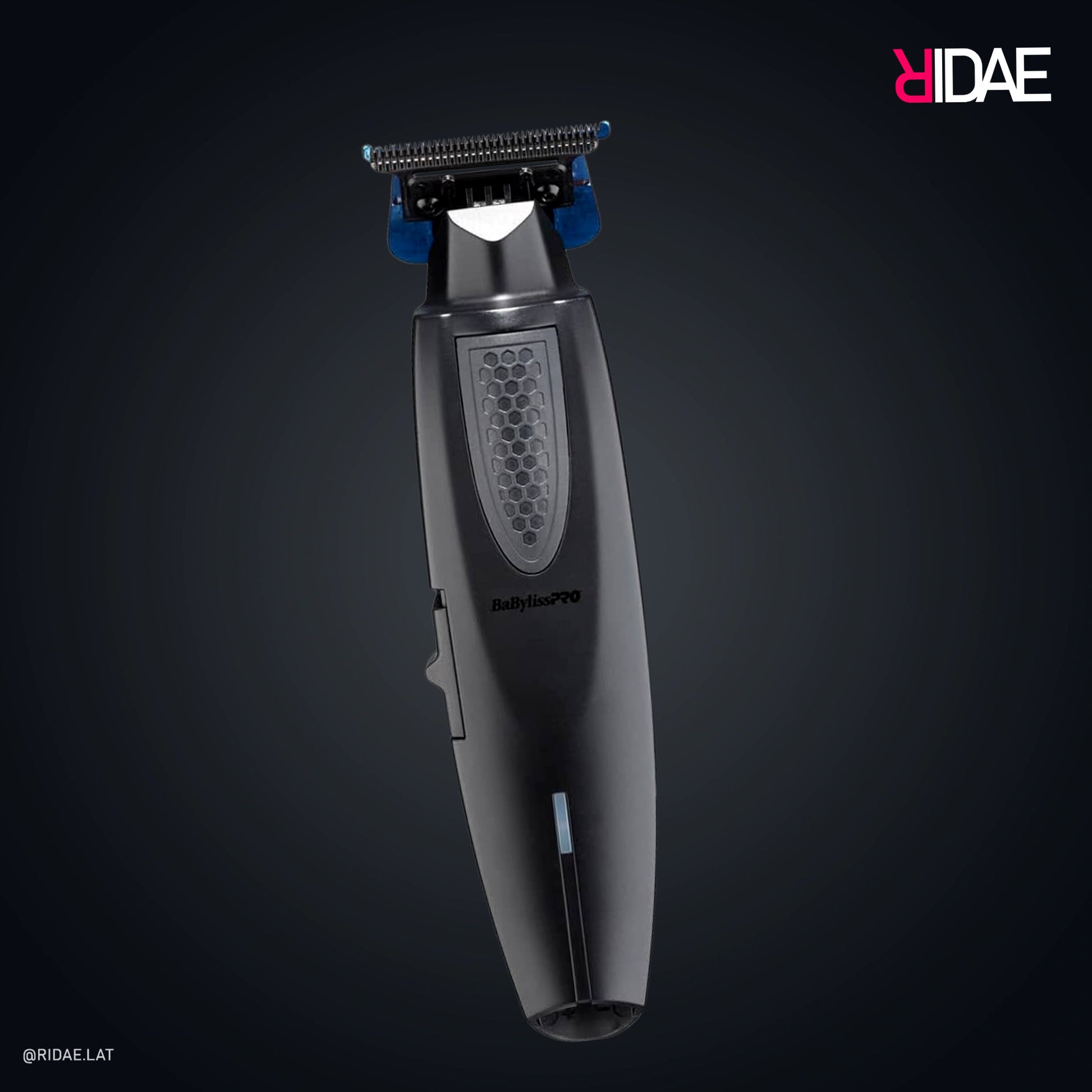 Recortadora profesional BaBylissPRO EtchFX negra modelo FX69 con agarre texturizado y cuchilla en T sobre fondo oscuro