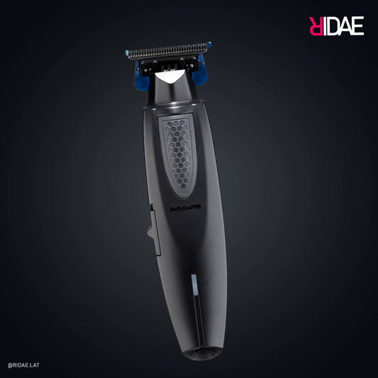 Recortadora profesional BaBylissPRO EtchFX negra modelo FX69 con agarre texturizado y cuchilla en T sobre fondo oscuro