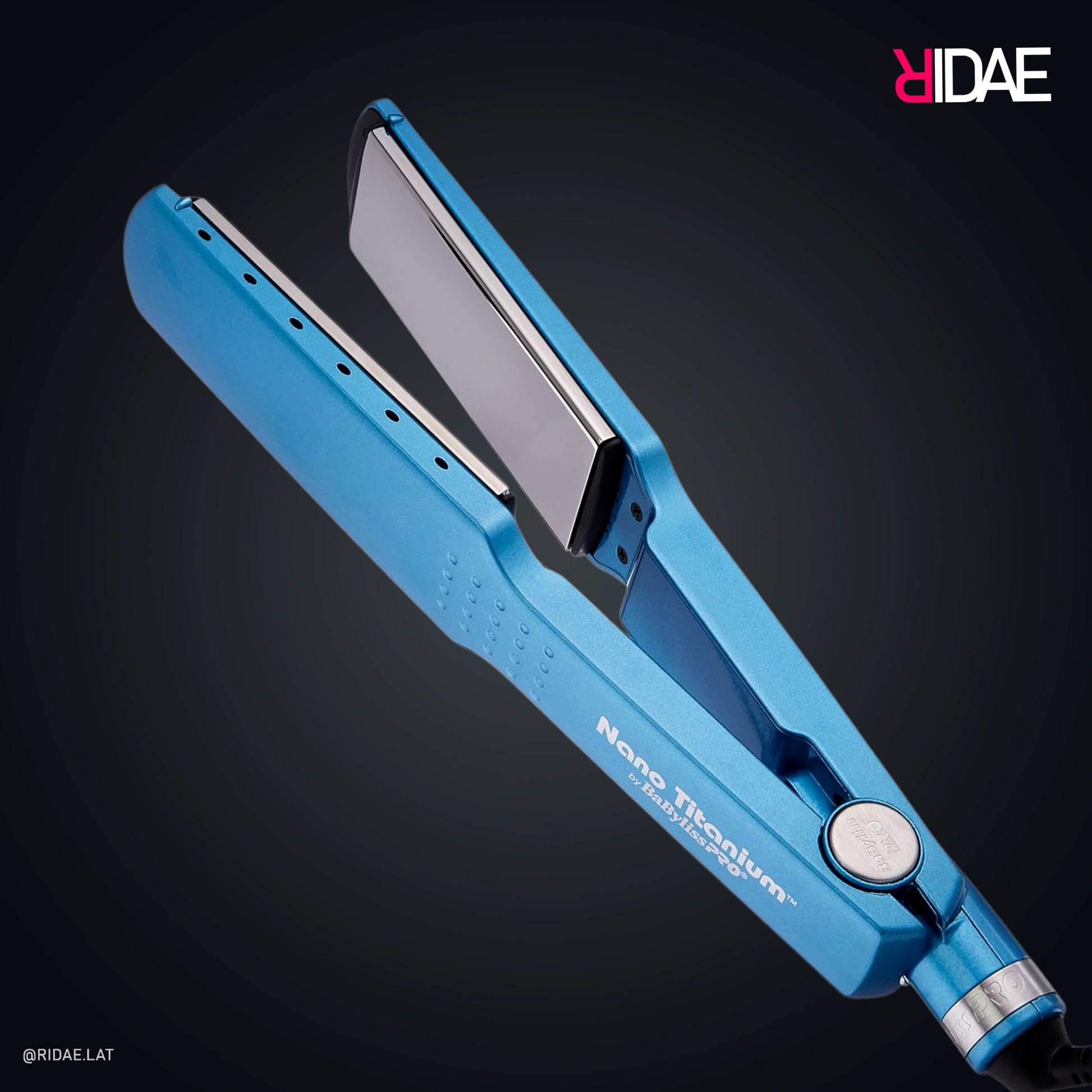 Plancha alisadora azul BaBylissPRO Nano Titanium Wet-to-Dry con orificios de ventilación en la carcasa para uso en cabello húmedo