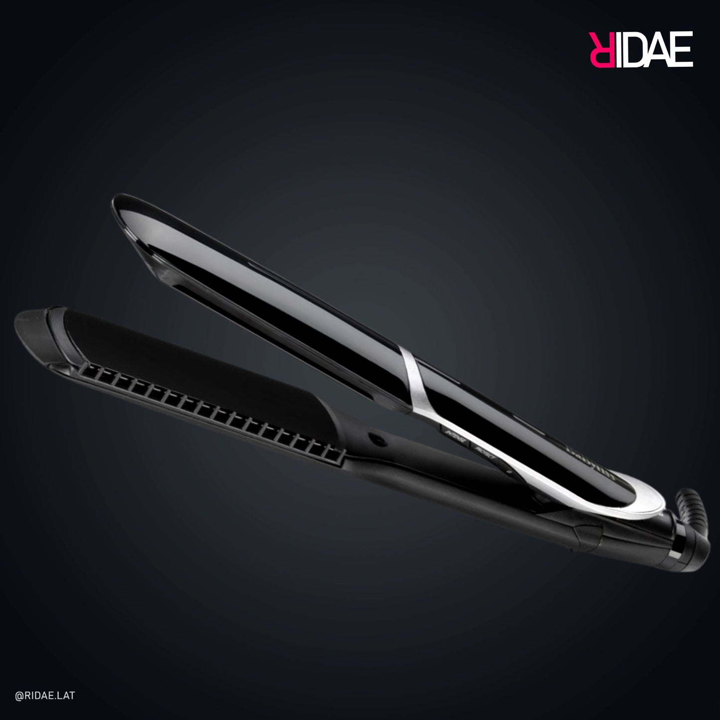 Plancha de pelo BaByliss Pure Metal 2 en 1 color negro y cromo con peines guía laterales en las placas y botones de control Intense y Protect.