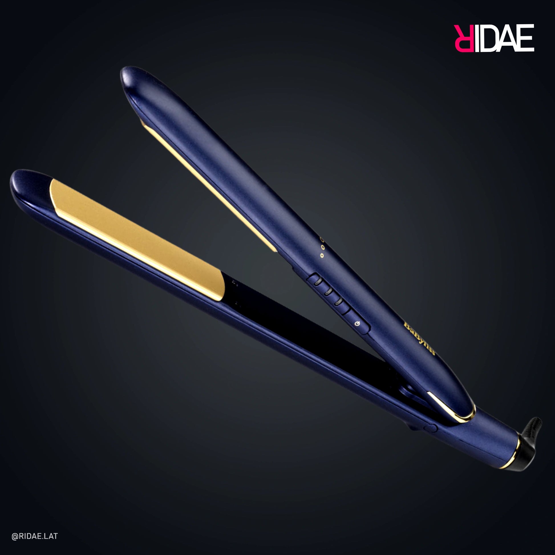 Plancha alisadora BaByliss Midnight Luxe color azul marino con placas doradas de titanio cerámica y botones laterales sobre fondo oscuro.
