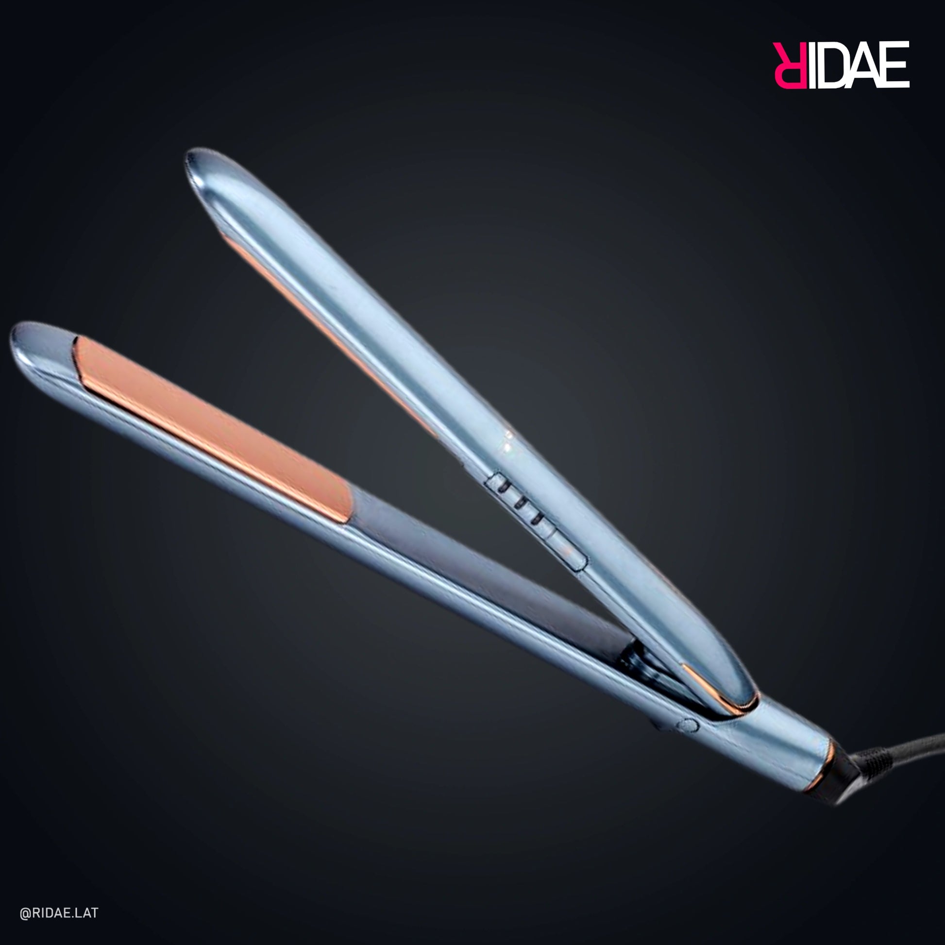 Plancha de pelo BaByliss Hydro Fusion ST573DE color azul cielo metalizado con placas flotantes de cerámica color cobre y controles de temperatura laterales.