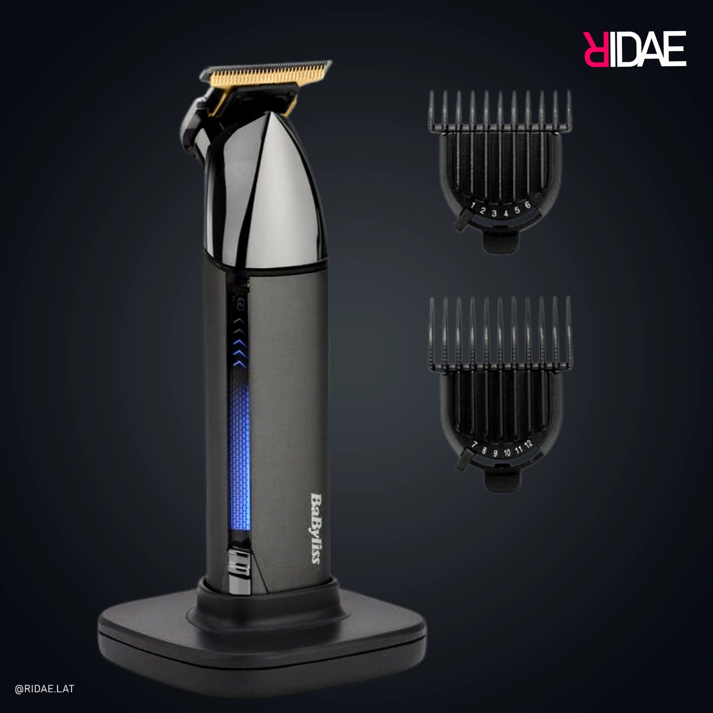 Recortadora de barba BaByliss Super-X Metal Series con cuchilla de titanio dorada sobre base de carga y dos peines guía negros sobre fondo oscuro.