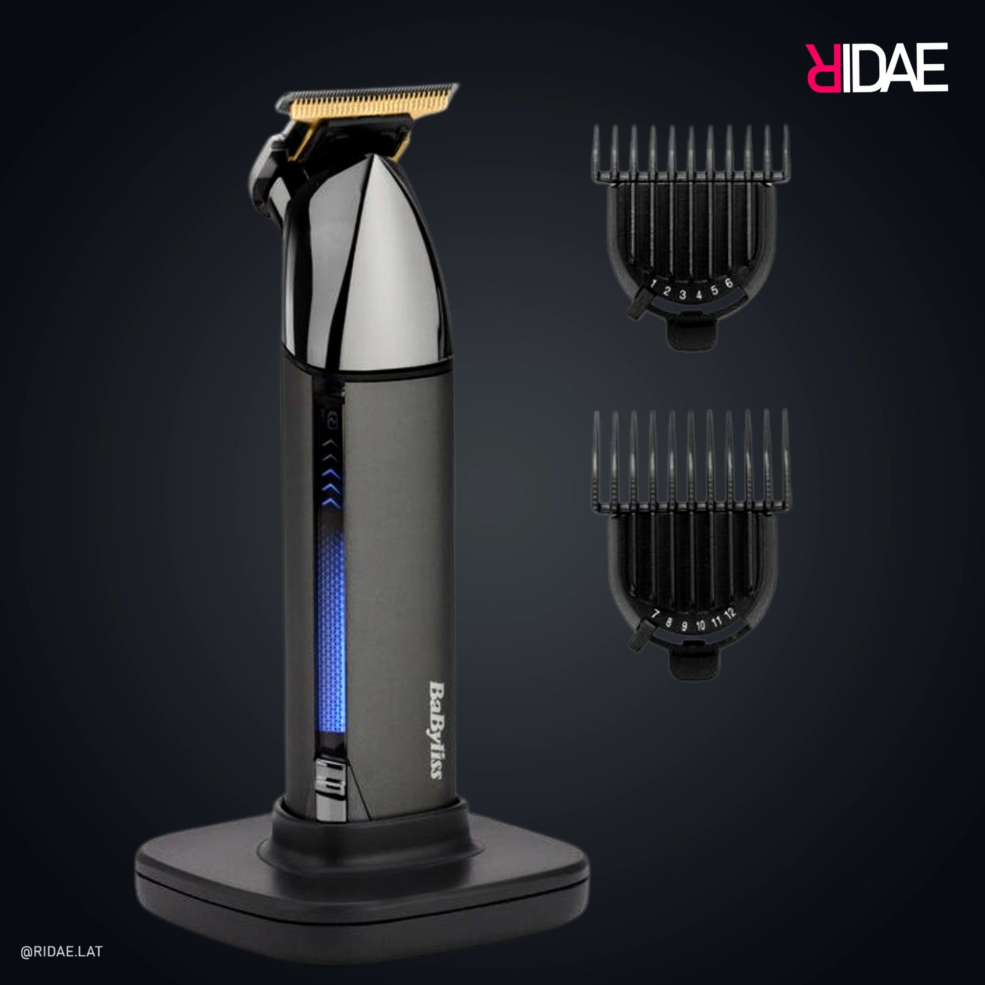 Recortadora de barba BaByliss Super-X Metal Series con cuchilla de titanio dorada sobre base de carga y dos peines guía negros sobre fondo oscuro.