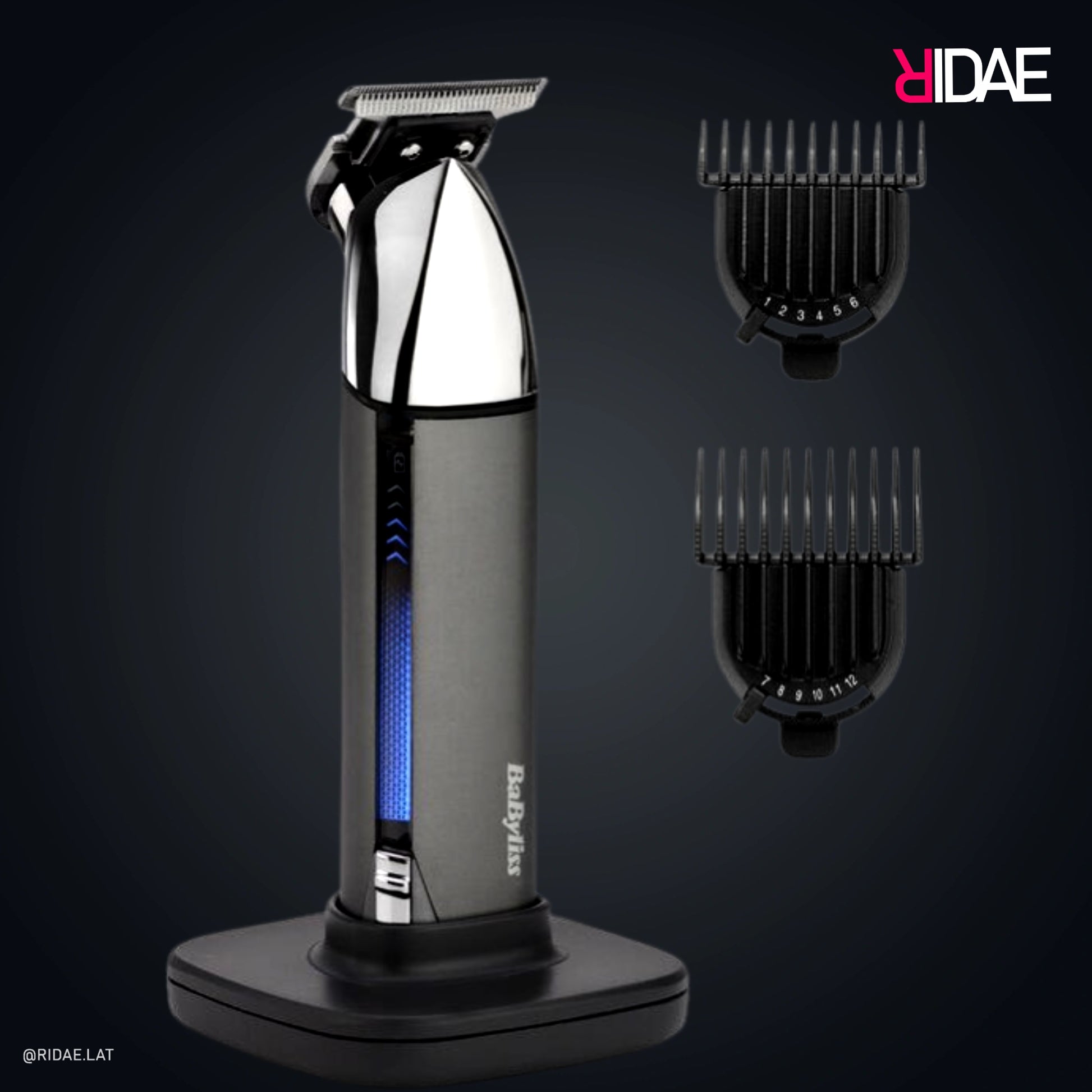 Recortadora de barba BaByliss Super-X Metal Series sobre base de carga con luz azul, cuchilla en T expuesta y dos peines guía ajustables sobre fondo oscuro.