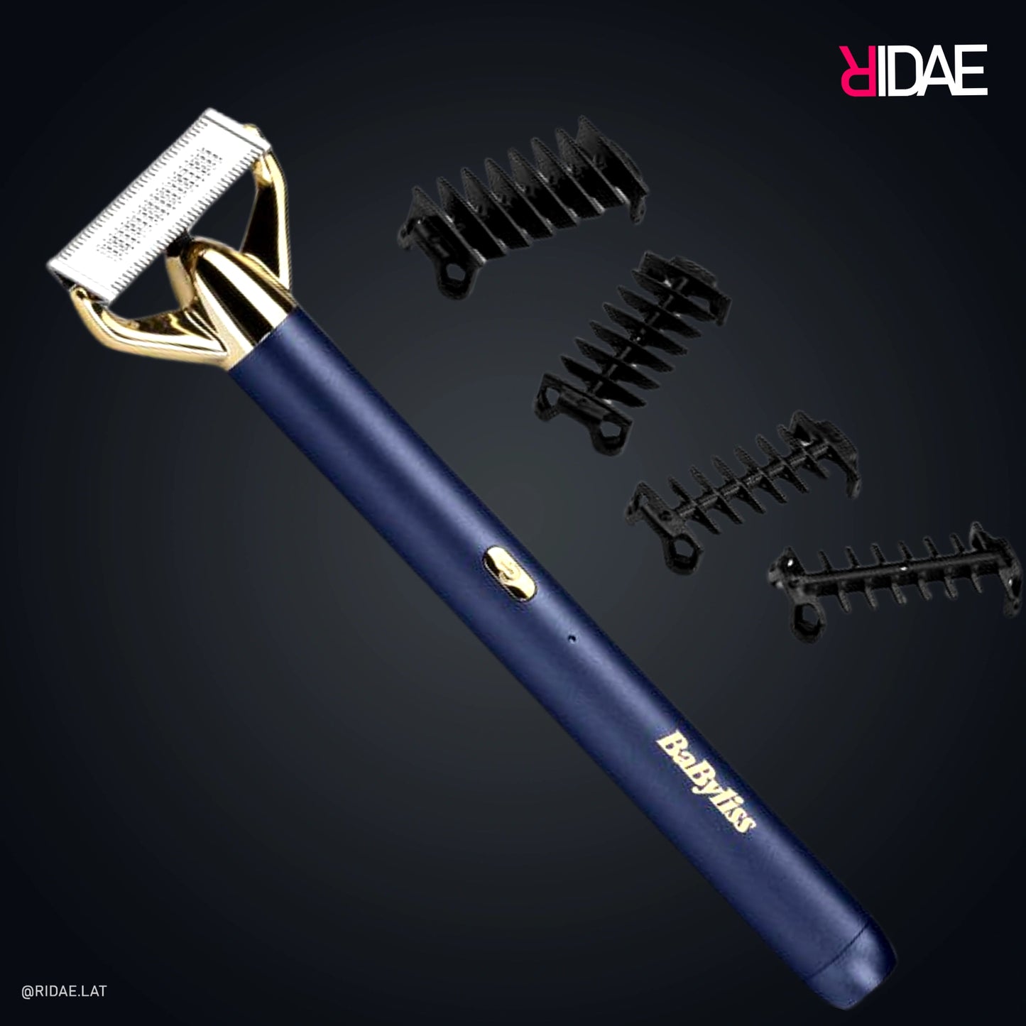 Recortadora híbrida BaByliss Midnight Luxe Single Blade de color azul marino con cabezal dorado y cuatro peines guía negros sobre fondo oscuro.