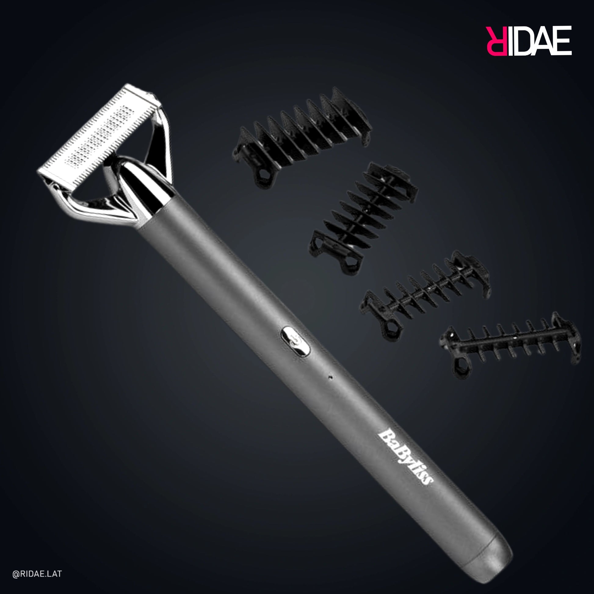 Recortadora híbrida BaByliss Super-X Metal Series Single Blade de color gris titanio con mango metálico y cuatro peines guía sobre fondo oscuro.