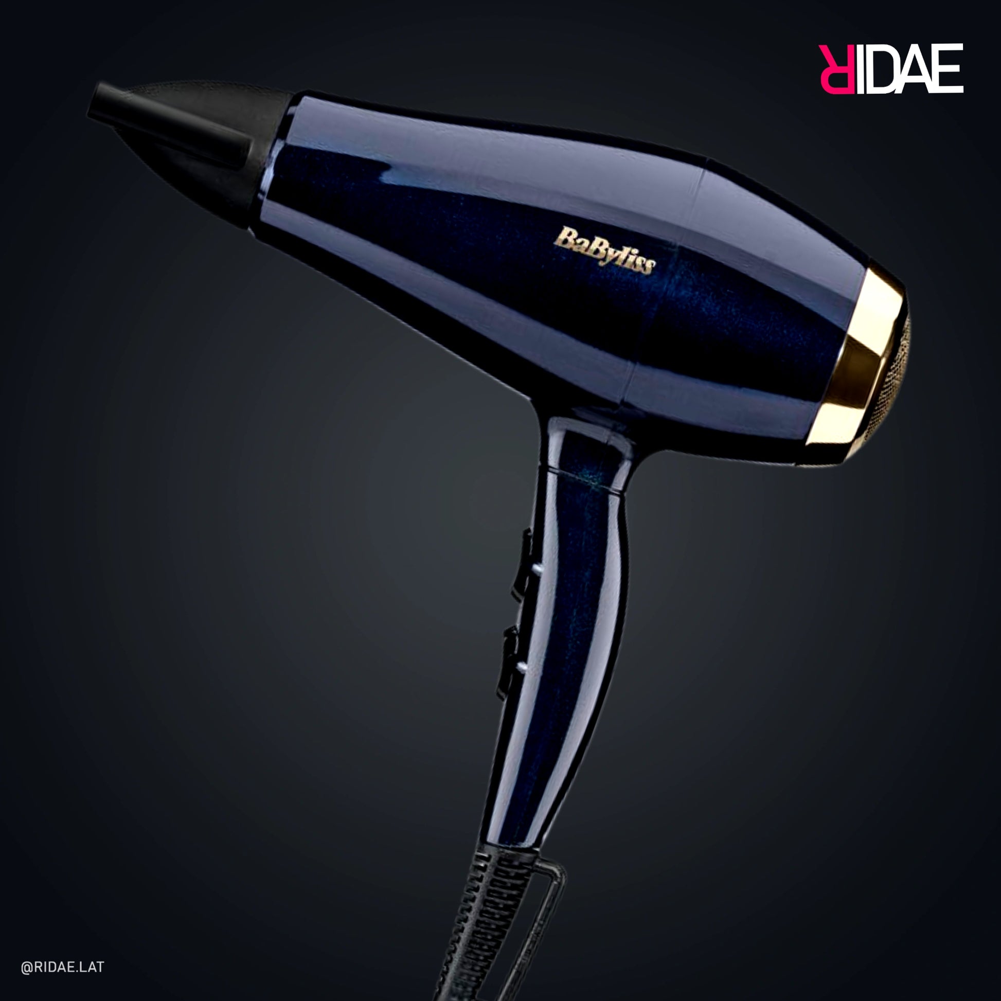 Secador de pelo BaByliss Midnight Luxe de 2300W color azul marino con anillo de filtro dorado y boquilla concentradora sobre fondo oscuro.