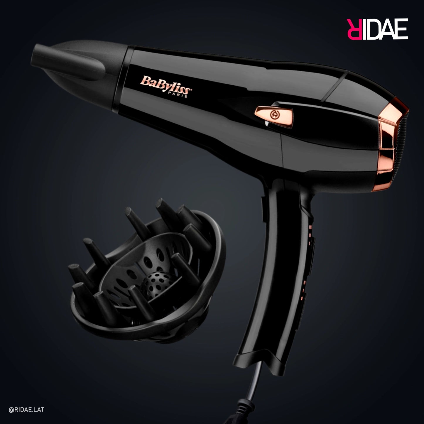 Secador de pelo BaByliss Paris Midnight Luxe 2300W color negro brillante y detalles oro rosa con difusor de volumen y boquilla concentradora.