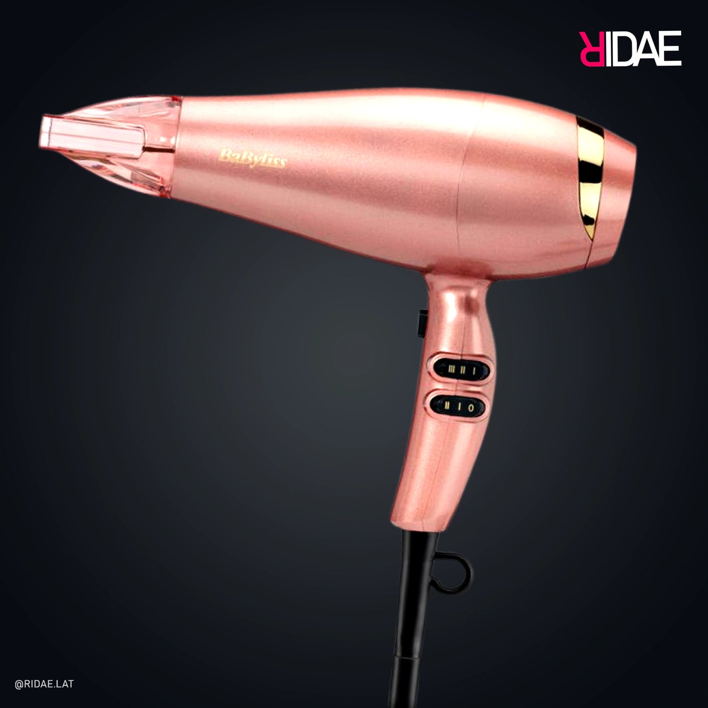 Secador de pelo BaByliss Rose Blush 2200W color rosa metalizado mate con boquilla concentradora transparente rosada y anillo de filtro dorado.
