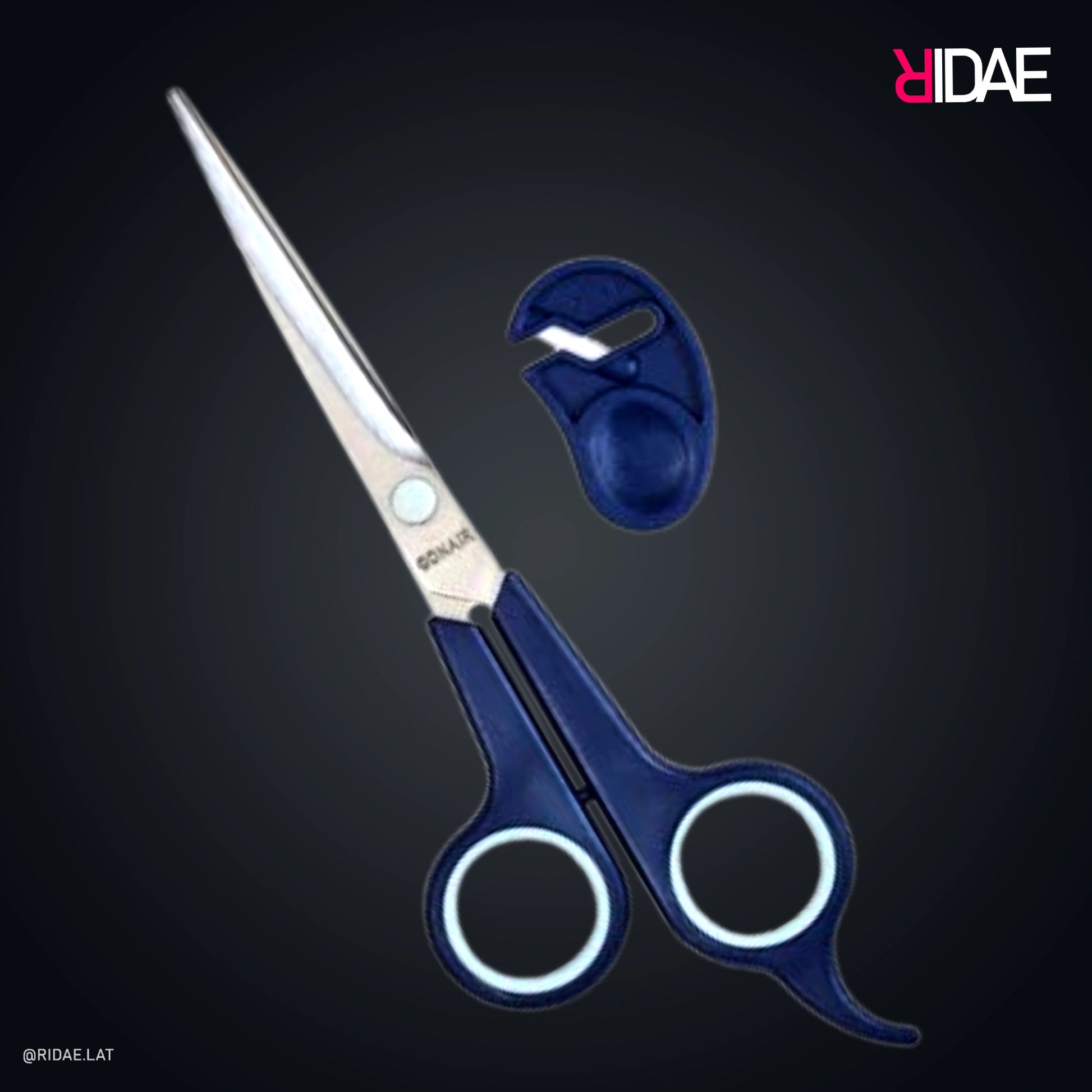 Tijeras de corte de cabello Conair con mango azul y hojas de acero inoxidable junto a su soporte magnético azul sobre fondo oscuro.